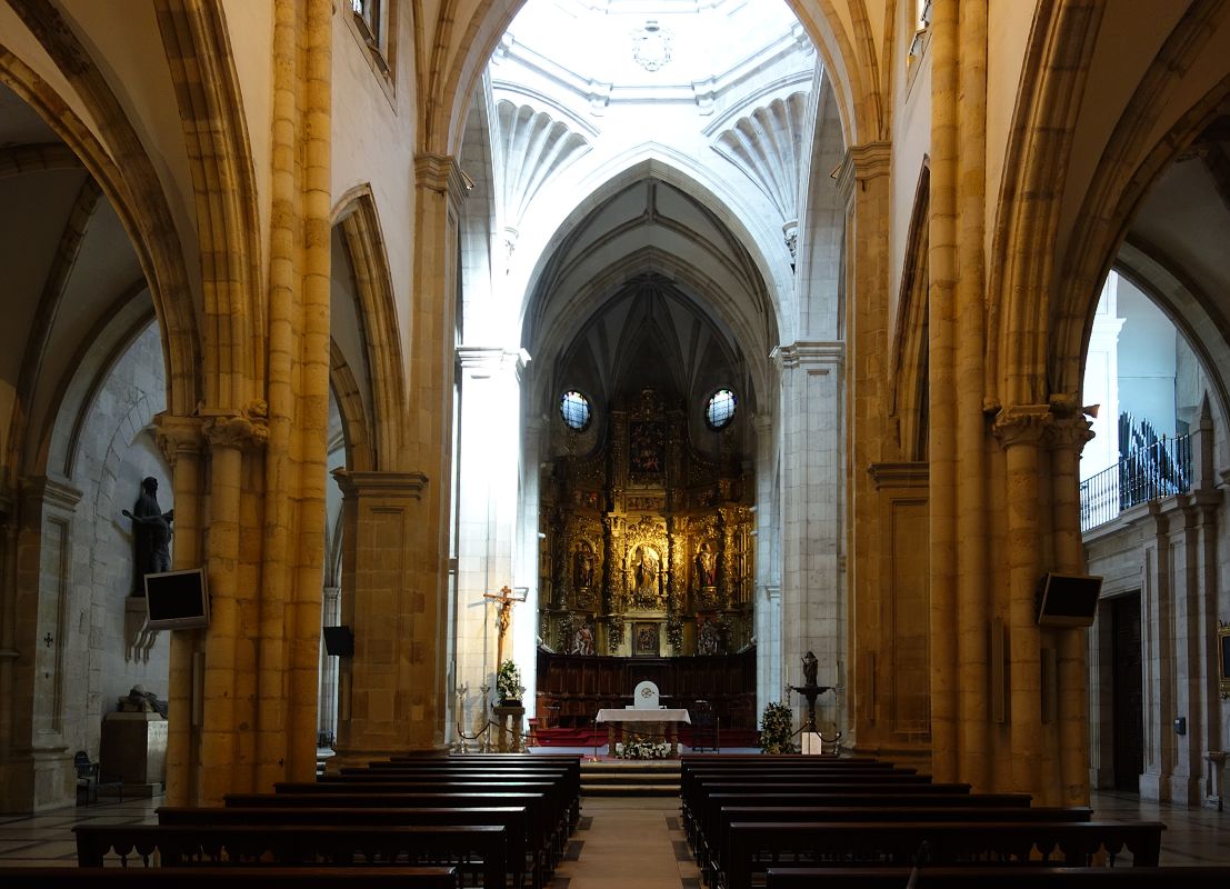 im oberen Teil der Kathedrale